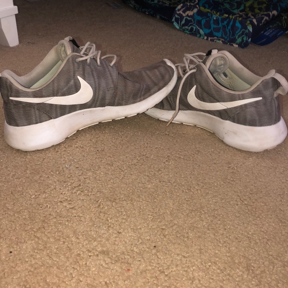 Gray marble Nike roshes